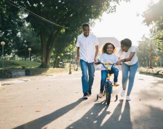 couple with daughter on bicycle_0